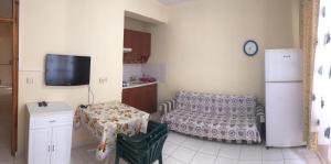 A kitchen or kitchenette at ÖZNUR APART OTEL