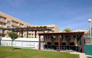 een pergola voor een gebouw met een zwembad bij Beach House, Labruge, Porto in Labruge