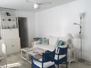 un salon avec un canapé blanc et des chaises dans l'établissement Calle 20 Punta del Este, à Punta del Este