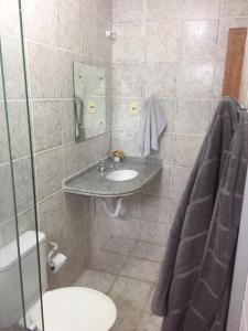 un bagno con lavandino e doccia di Casa na Praia - Parkrio Sauaçuhy - Maceió - AL a Maceió