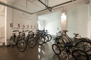 un montón de bicicletas estacionadas en una habitación en KissfromSalento B&B+Bike en Lecce