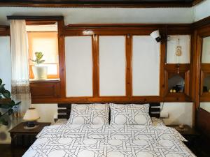 Postel nebo postele na pokoji v ubytování Kulla Dula Guesthouse