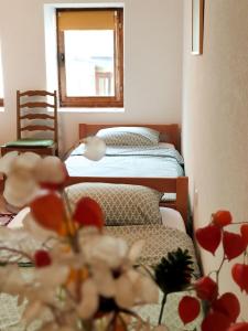 Postel nebo postele na pokoji v ubytování Kulla Dula Guesthouse