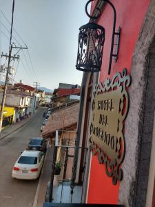 un panneau indiquant un restaurant sur le côté d'un bâtiment dans l'établissement Hotel del Rosario, à Zacatlán