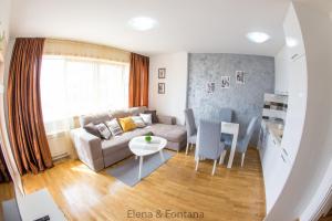 uma sala de estar com um sofá e uma mesa em Elena&Fontana Apartment em Budva