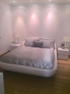 Un pat sau paturi într-o cameră la Franciacorta Suite