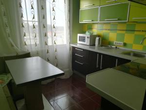 Una cocina o zona de cocina en Like Home Apartmants 32 микрорайон 5 д