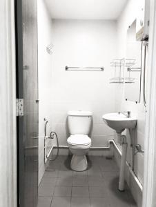 Ванная комната в Ozzy Lodge Semporna