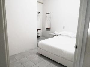 Un pat sau paturi într-o cameră la Ozzy Lodge Semporna