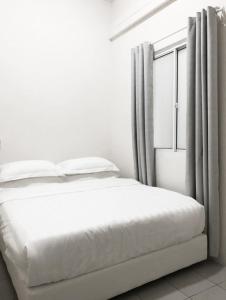 Кровать или кровати в номере Ozzy Lodge Semporna