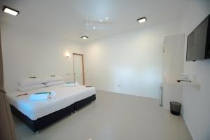 Postel nebo postele na pokoji v ubytování Lagoon Villa Maldives