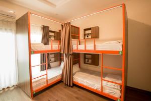 Letto o letti in una camera di Hanoi Buffalo Hostel