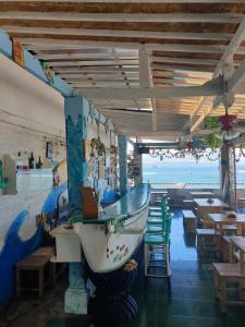 ห้องอาหารหรือที่รับประทานอาหารของ At The Beach Candidasa