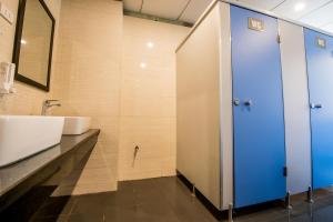 bagno con porta blu e lavandino di Hanoi Buffalo Hostel a Hanoi