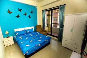 ein blaues Schlafzimmer mit einem Bett mit Schmetterlingen darauf in der Unterkunft Qingyun Homestay in Toucheng