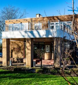 un edificio in mattoni con balcone sopra di OYO Paddington House Hotel a Warrington