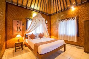 um quarto com uma cama grande num quarto em Pondok Permata Homestay em Ubud