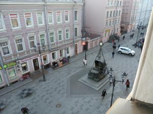an overhead view of a city street with people and cars at Nevsky 126 Guest House in Saint Petersburg