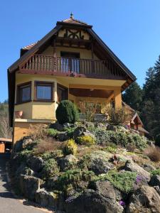 uma casa no topo de uma colina com pedras em Buhl de Bonheur em Guebwiller