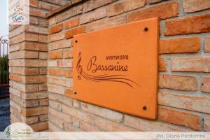 a sign on the side of a brick wall at Agriturismo Bassanine in Monticelli dʼOngina