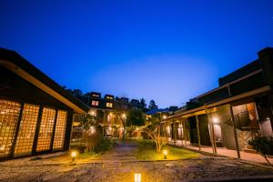 四万十市Shimantonoyado的夜晚一排灯光明亮的建筑