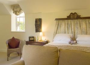 CloseburnTrigony Hotel and Garden Spa的带床和椅子的卧室 更多33张照片