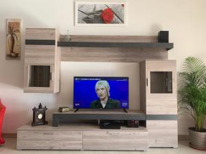 uma sala de estar com uma televisão de ecrã plano em Mont&Lac em Limone sul Garda