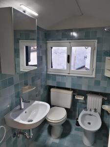 een badkamer met een wit toilet en een wastafel bij Casanova Apartment San Marco in Venetië