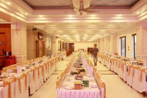 a long banquet hall with long tables and a man at Thanh Bình Gold Hotel in Sầm Sơn