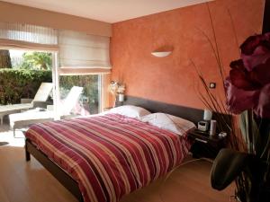 En eller flere senge i et værelse på appartement très agréable centre Mandelieu très calme avec air conditionné et grande terrasse avec piscine