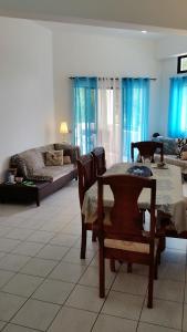 サントドミンゴにあるApartamento Residencial Costa Azulのリビングルーム(テーブル、ソファ付)