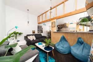 - un salon avec un canapé et une table dans l'établissement Central, Modern Loft Style Home - 2 Min walk from Town, à Queenstown