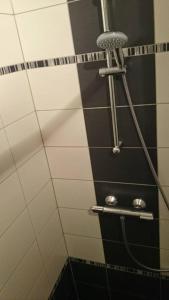 un bagno con doccia e piastrelle bianche e nere di Gites-Weyer La maison a Bergheim Altre 4 foto