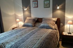 a bedroom with a large bed with two lamps at Gites-Weyer La maison in Bergheim