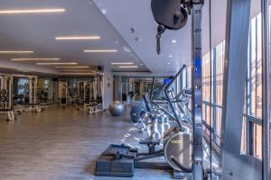 um ginásio com equipamento cardiovascular num edifício em Princeton Club em Calcutá
