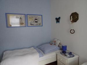 Ein Bett oder Betten in einem Zimmer der Unterkunft Stadtwohnung Süderbrarup