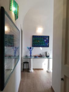 een kamer met een tafel met vazen erop bij Casa Mosaico in Volterra