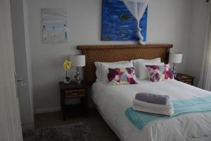 a bedroom with a bed with towels on it at Hubbs Place in Sedgefield