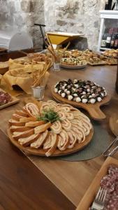 une table avec plusieurs assiettes de nourriture dans l'établissement Antico Borgo La Commenda, à Montefiascone