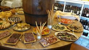 une table avec un bouquet de différents types de denrées alimentaires dans l'établissement Antico Borgo La Commenda, à Montefiascone
