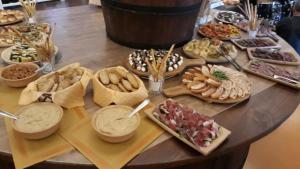 une table avec un bouquet de différents types de denrées alimentaires dans l'établissement Antico Borgo La Commenda, à Montefiascone