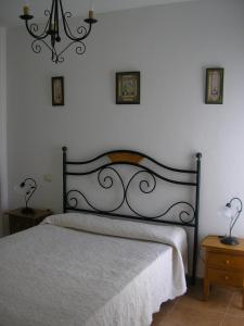 1 dormitorio con 1 cama y 3 cuadros en la pared en Alquiler Vacaional Verano en Zahara de Los Atunes, en Zahara de los Atunes