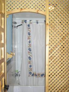 baño con ducha con cortina blanca en Alquiler Vacaional Verano en Zahara de Los Atunes, en Zahara de los Atunes