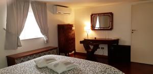 1 dormitorio con cama, lavabo y espejo en Casa de Spuches en Palermo