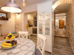 Kuchyňa alebo kuchynka v ubytovaní Villa Varda - Villa Latica