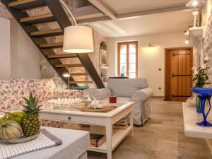 een woonkamer met een bank en een tafel bij Villa Varda - Villa Latica in Hvar