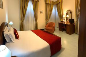 A bed or beds in a room at Albergo Italia