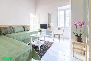 un soggiorno con divano verde e tavolo di Domus Colonnato su Villa d'Este a Tivoli