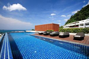 Bazén v ubytování WOW Apartment at Unity Patong nebo v jeho okolí