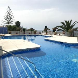 duży basen z błękitną wodą w obiekcie Capistrano Playa 307 w mieście Nerja
